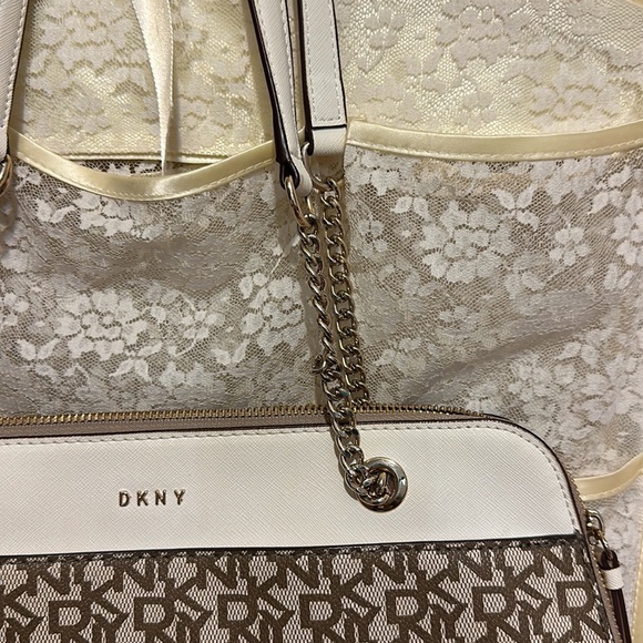DKNY NWOT  small handbag natural with zipped top chain and cream straps - Picture 6 of 10